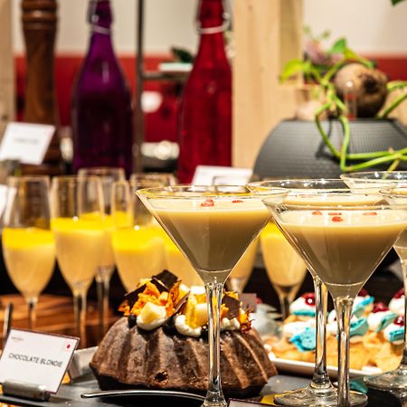 Mercure Hyderabad Kcp Banjara Hills, An Accor Hotel Экстерьер фото A dessert buffet