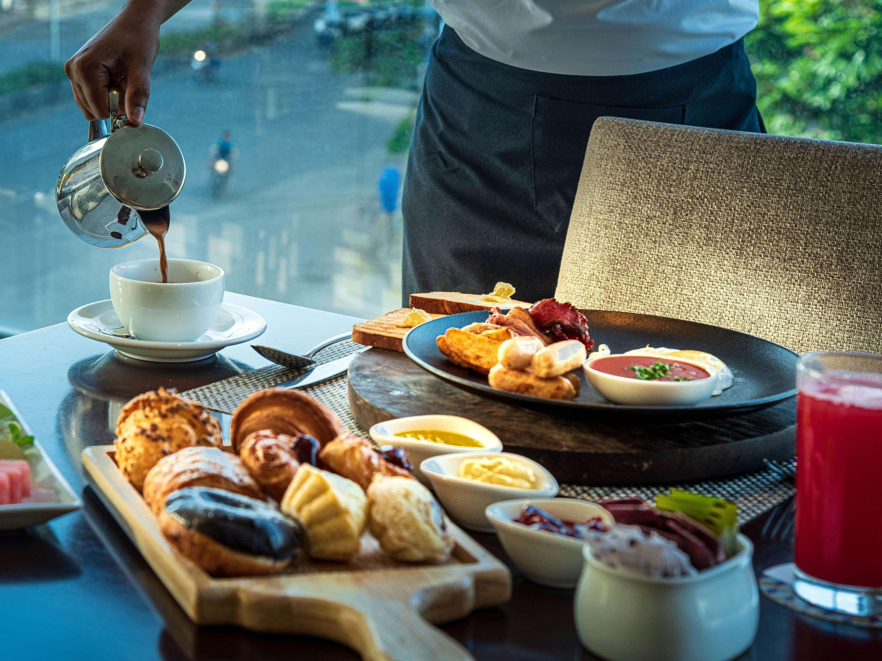 Mercure Hyderabad Kcp Banjara Hills, An Accor Hotel Экстерьер фото A breakfast at the hotel