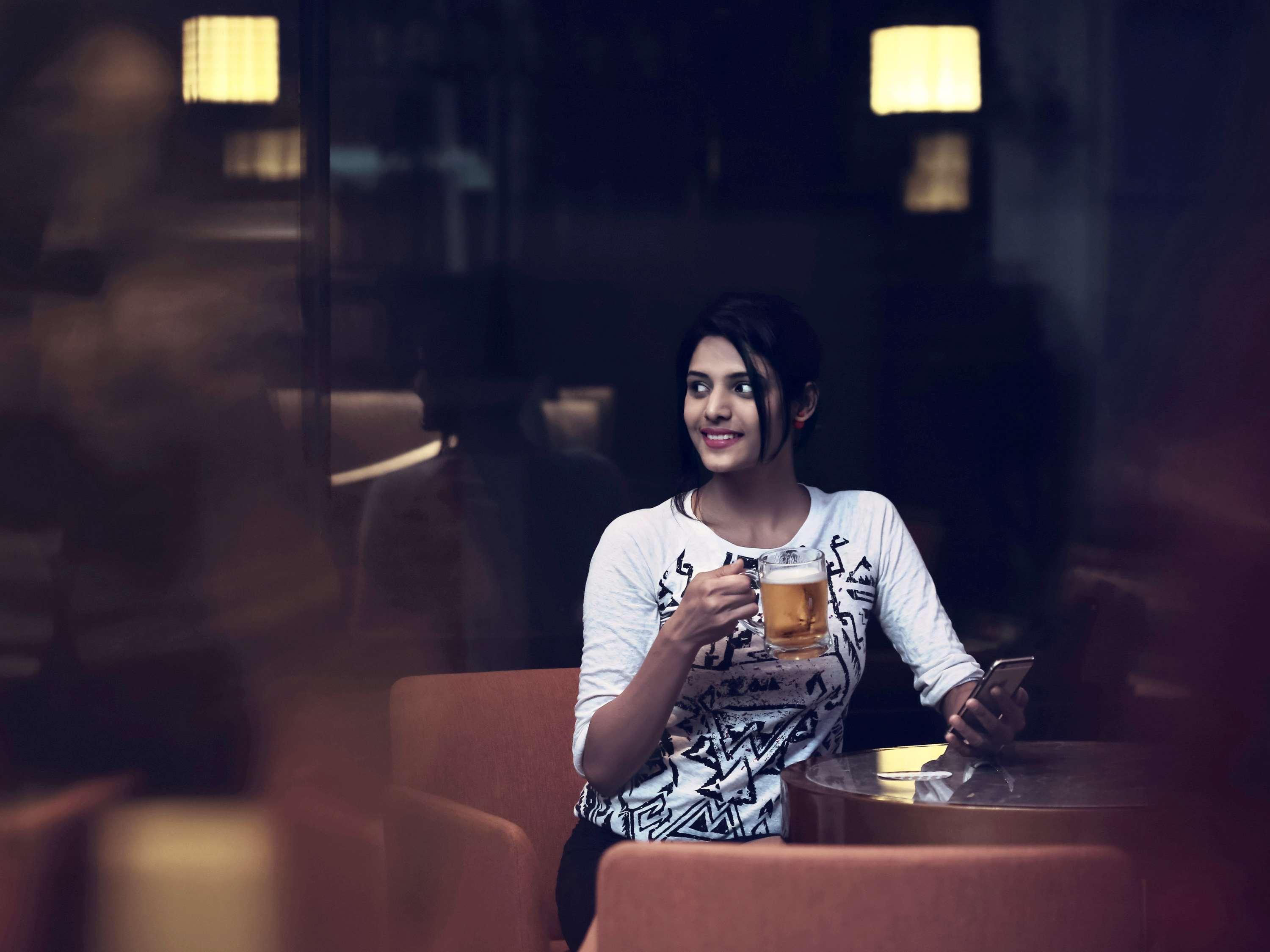 Mercure Hyderabad Kcp Banjara Hills, An Accor Hotel Экстерьер фото A woman drinking beer