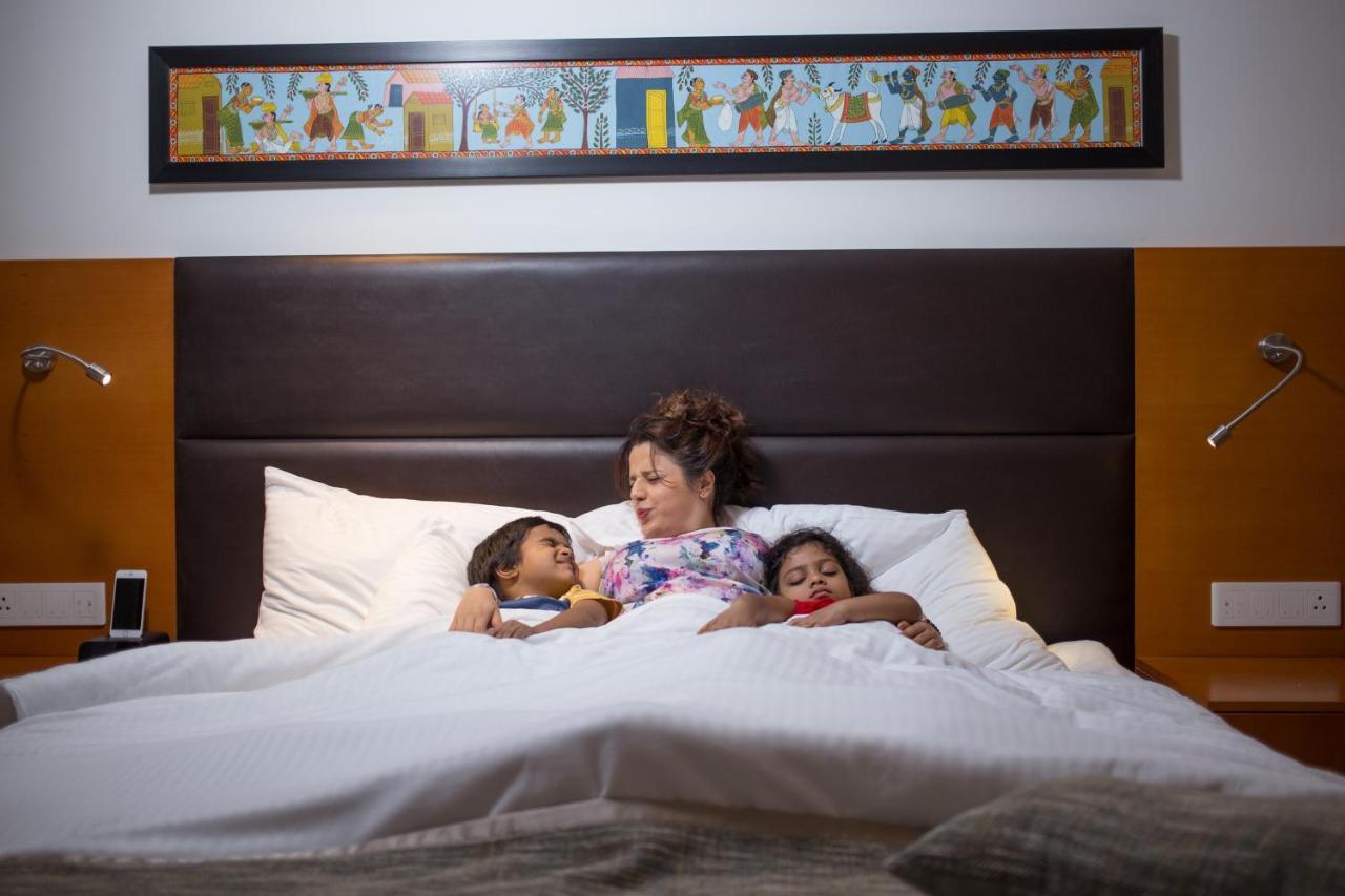 Mercure Hyderabad Kcp Banjara Hills, An Accor Hotel Экстерьер фото A mother and her two children in a hotel room